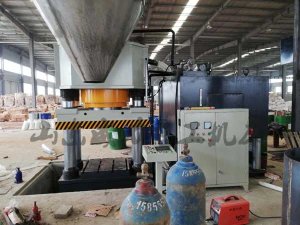 鎂碳磚成型液壓機(jī)自動化現(xiàn)場