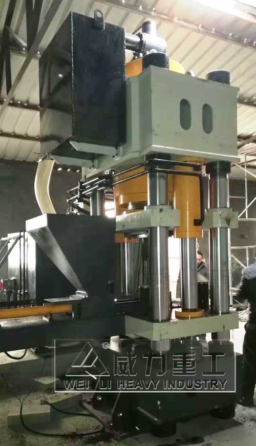 630噸合金粉末成型液壓機工作現(xiàn)場圖