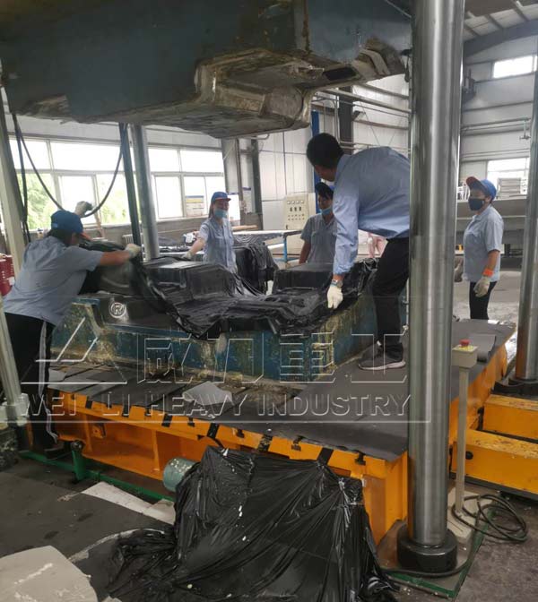 汽車內(nèi)飾件成型液壓機(jī)壓制現(xiàn)場(chǎng)圖