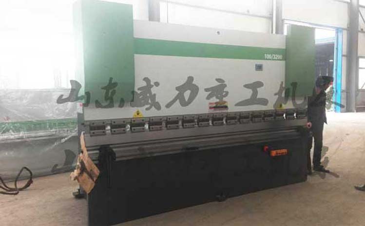 100噸3.2米液壓板料折彎?rùn)C(jī)
