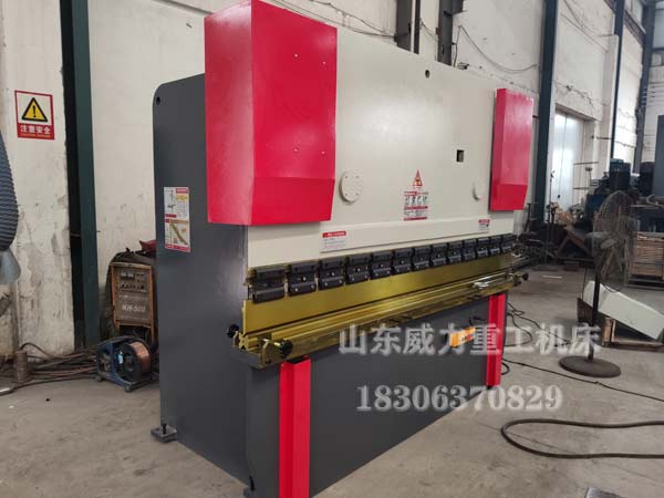 63噸液壓折彎機車間現(xiàn)貨圖